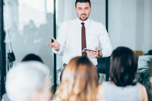 Formador a apresentar sessão de formação a equipa Maxfinance