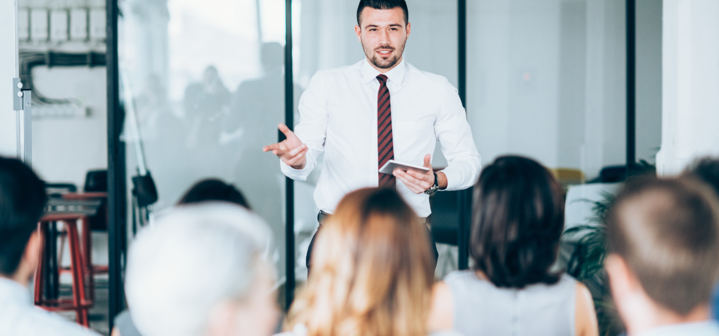 Formador a apresentar sessão de formação a equipa Maxfinance