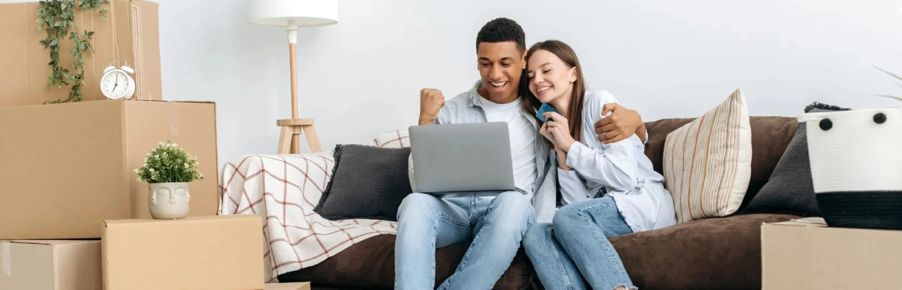 Casal computador feliz